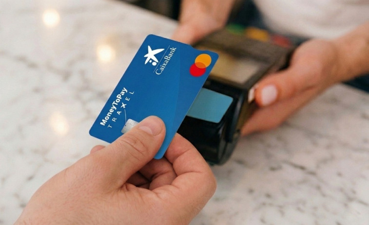 CaixaBank llança una campanya per contractar gratis la seva targeta prepagament per viatjar sense comissions