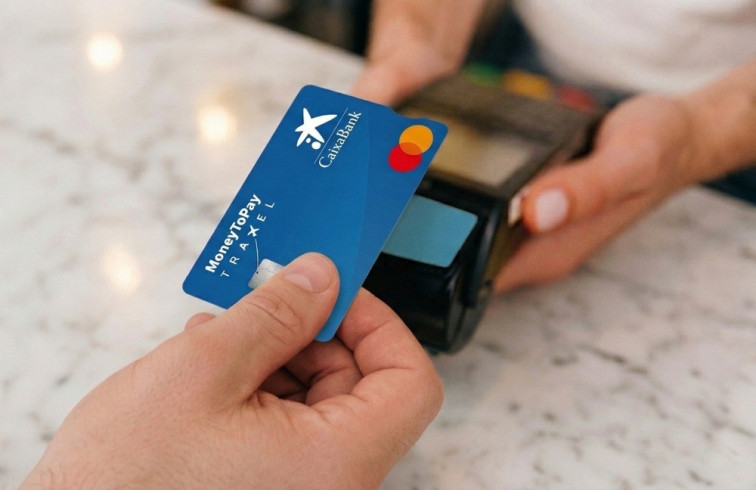 CaixaBank llança una campanya per contractar gratis la seva targeta prepagament per viatjar sense comissions