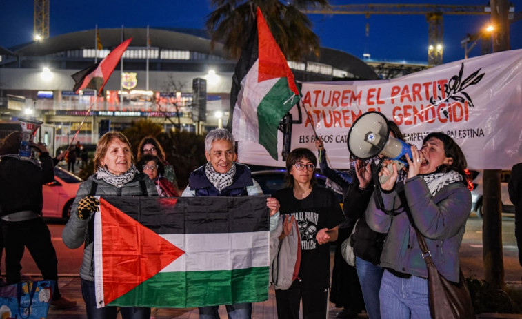 Unes 60 persones rebutgen davant el Palau Blaugrana el partit amb el club israelià Hapoel Tel Aviv