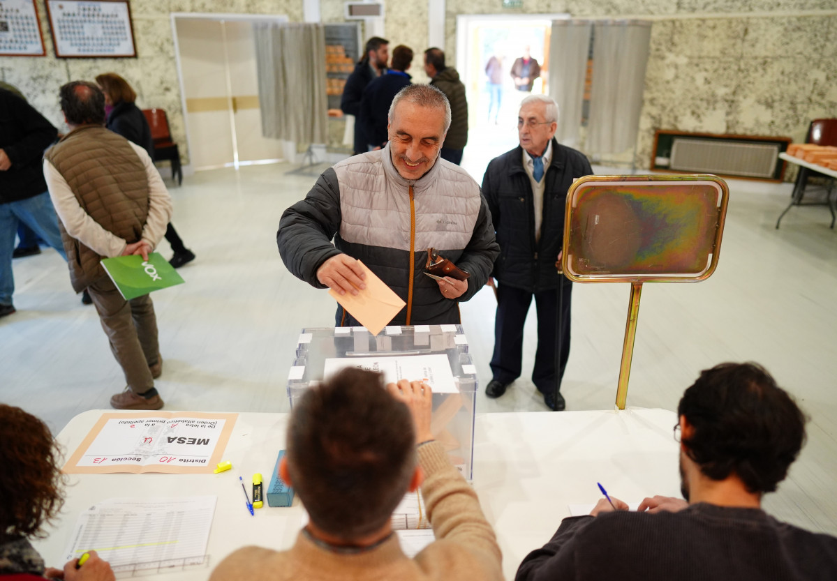 EuropaPress 7367333 castellanoleoneses votan colegio electoral 15 marzo 2026 valladolid