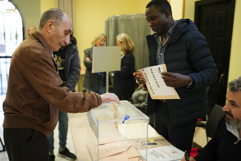 Un hombre vota en un colegio electoral, a 15 de marzo de 2026, en Salamanca, Castilla León (España).
