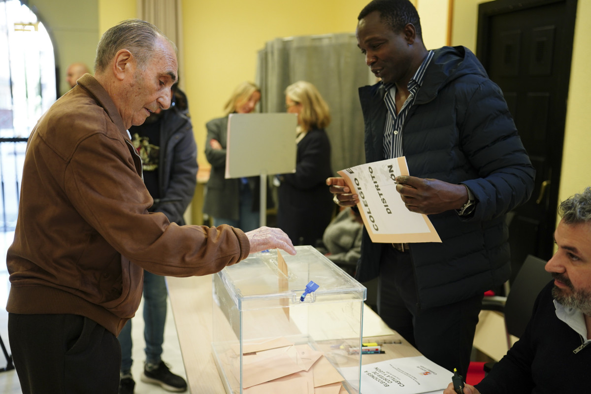Un hombre vota en un colegio electoral, a 15 de marzo de 2026, en Salamanca, Castilla León (España).