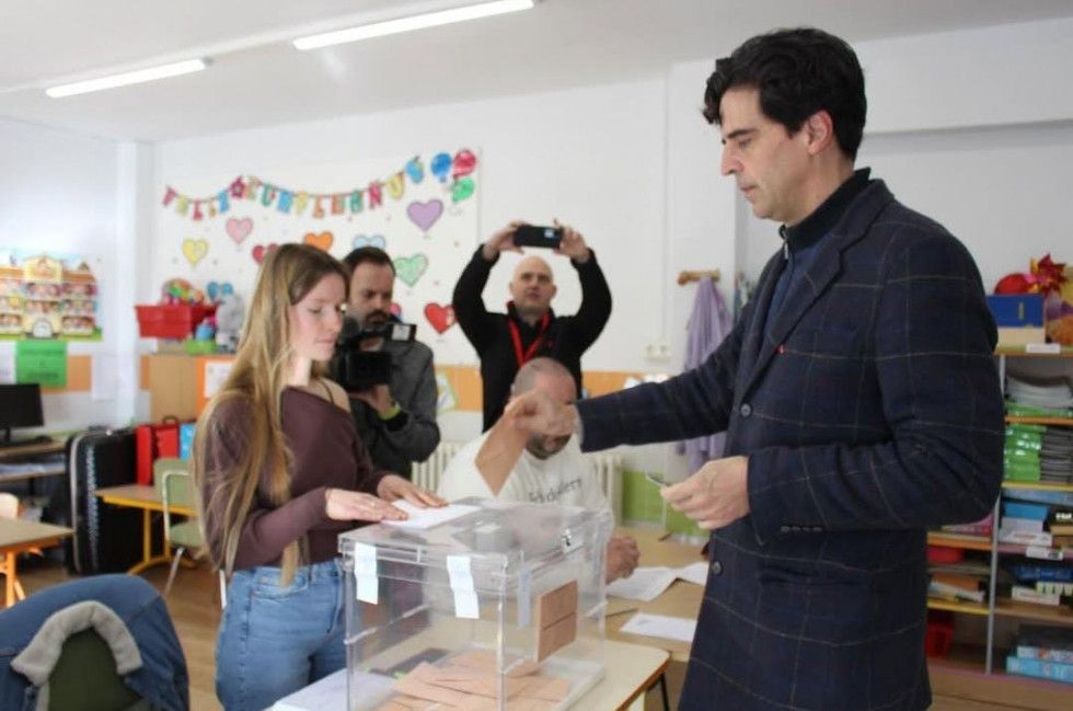 EuropaPress 7367815 candidato coalicion iu sumar verdes equo comun vota colegio electoral (1)