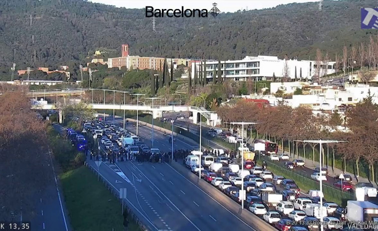 El sector educatiu manté tallada la Gran Via, però es recupera la circulació en les Rondes