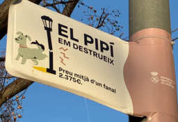 La original iniciativa del Ayuntamiento de Sant Feliu para evitar los pipís de perros en las farolas