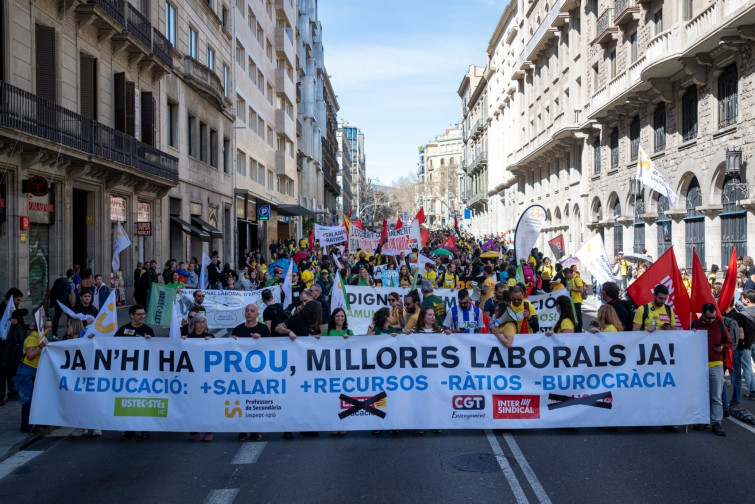 Vídeo: Milers de docents surten al carrer a Barcelona per a exigir millores laborals i salarials