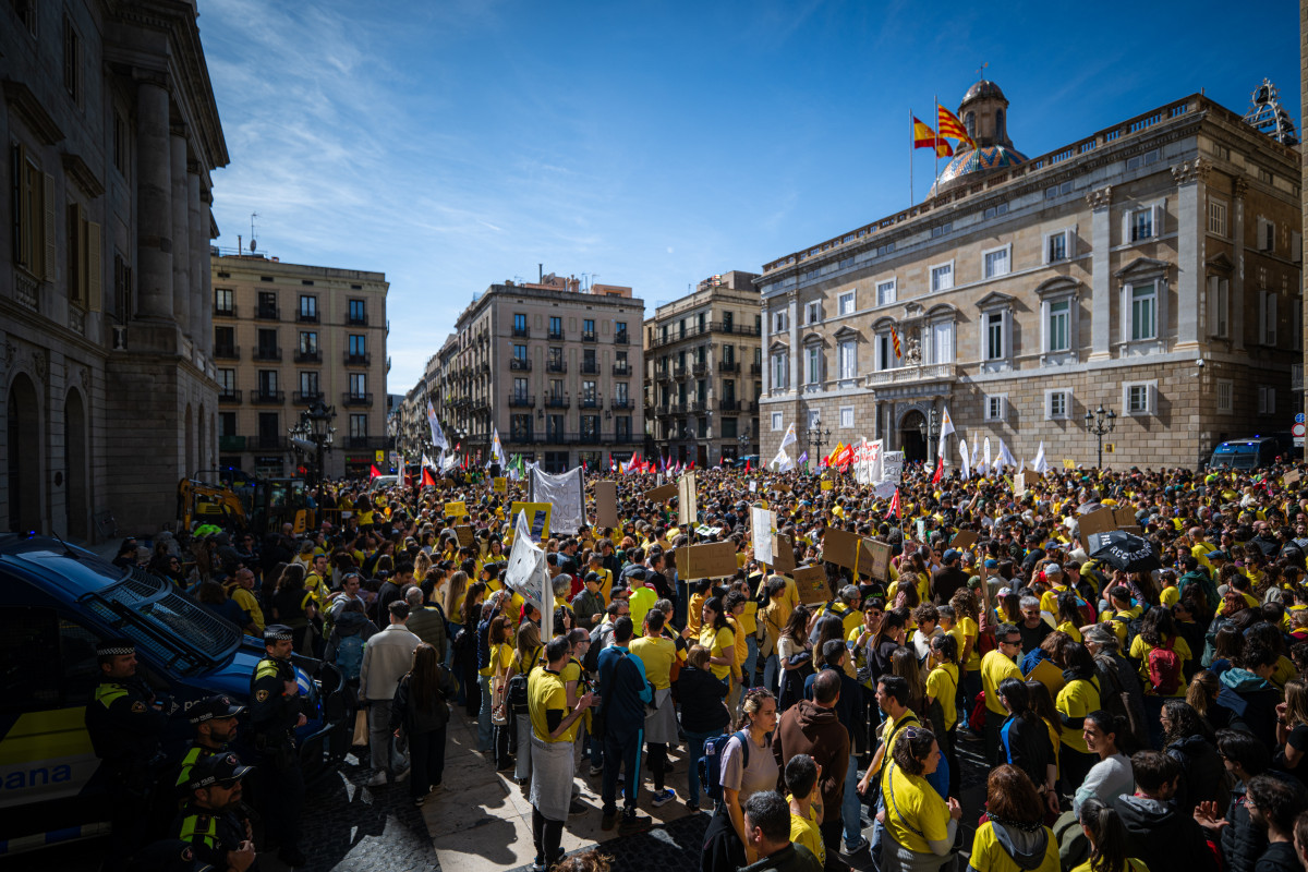 EuropaPress 7371544 decenas personas manifestacion docentes 16 marzo 2026 barcelona catalunya (2)