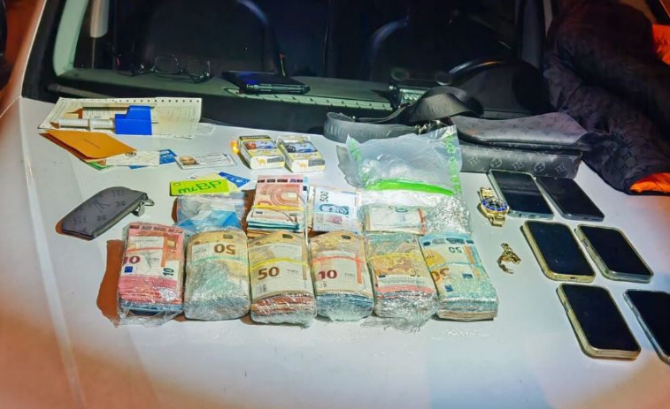 Detingut en la AP-7 després de circular a gran velocitat amb droga i 59.000 euros en el vehicle