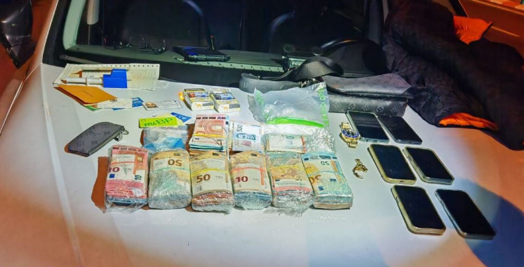 Detingut en la AP-7 després de circular a gran velocitat amb droga i 59.000 euros en el vehicle