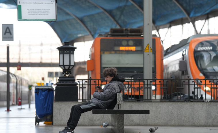 Interromputs els trens de la R1 i R4 entre el Clot i Barcelona Sants per un incendi