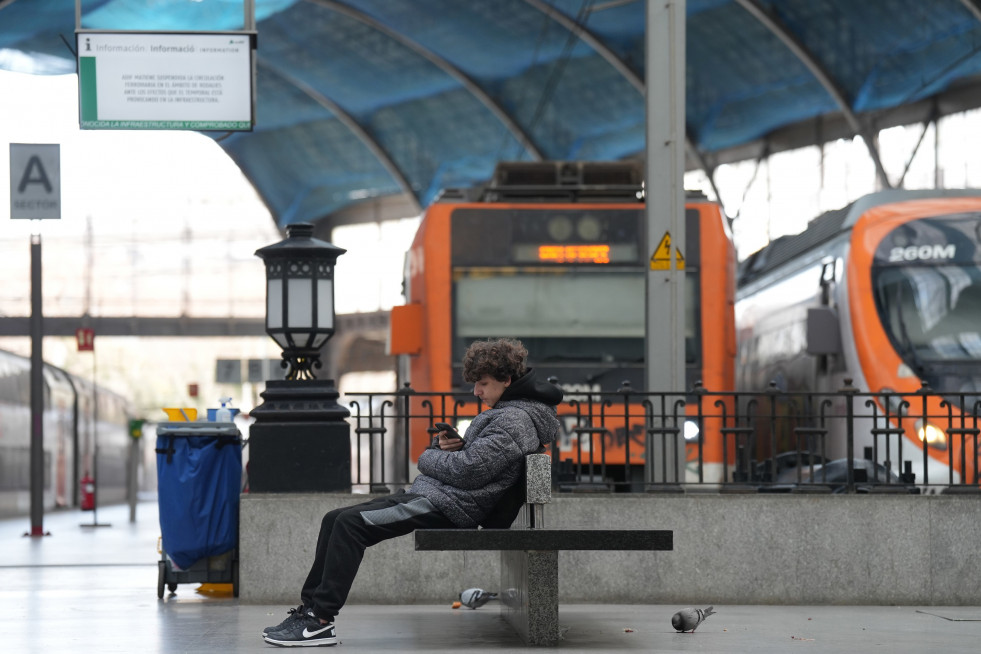 Archivo - Una persona esperan sentadas en la Estación de Francia de Barcelona, a 21 de enero de 2026, en Barcelona, Catalunya (España). Todas las líneas de Rodalies en Cataluña están suspendidas