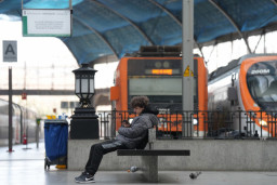 Un incendio afecta a la circulación de trenes de la R1 y R4 entre Plaça Catalunya y Barcelona Sants