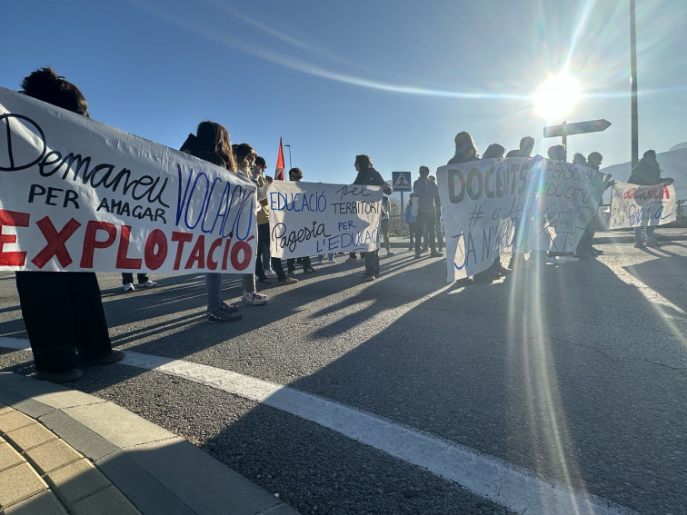 El tercer dia de la vaga de docents a Catalunya torna a deixar bloquejos en les carreteres