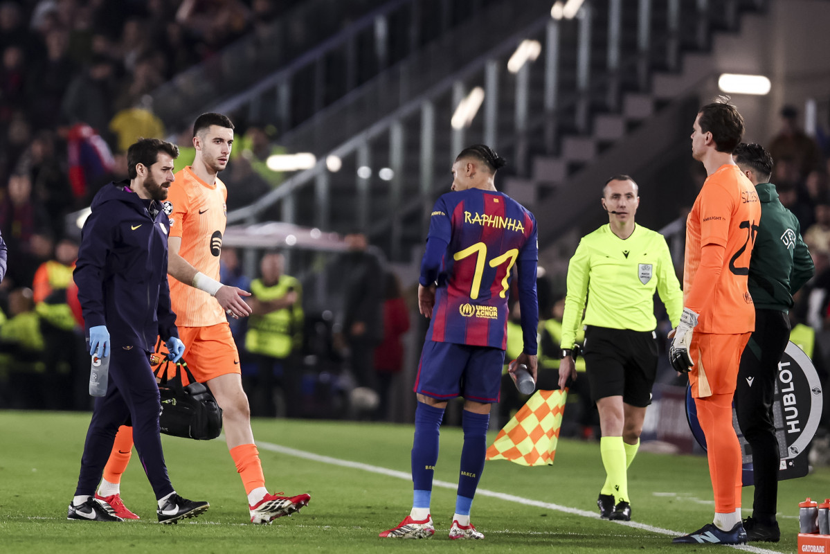 EuropaPress 7378390 joan garcia of fc barcelona leaves the pitch after sustaining an injury