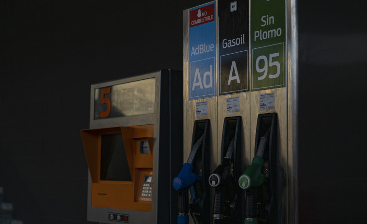 El Govern rebaixa l'IVA dels carburants i suspendrà l'impost sobre l'electricitat
