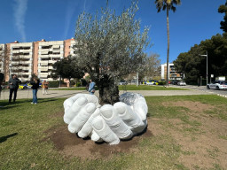 Vídeo: Castelldefels estrena la escultura 'Give/Dar' de Lorenzo Quinn como símbolo de solidaridad y unión