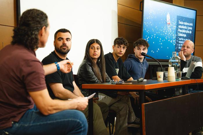 Ju00f3venes pescadores