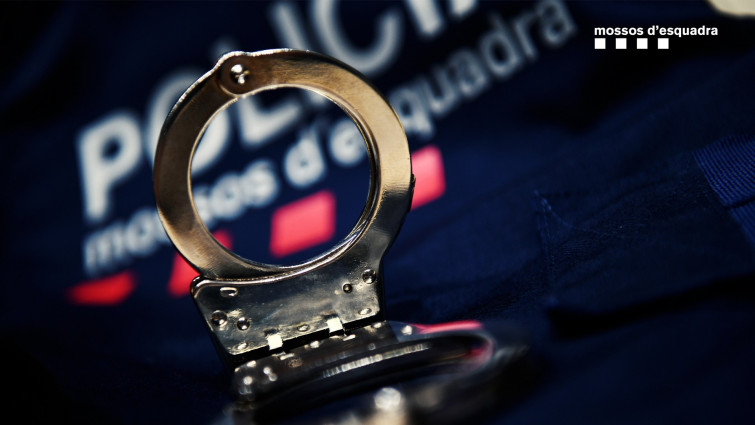 Els Mossos detenen a una parella per robar 71 mòbils d'alta gamma a Catalunya