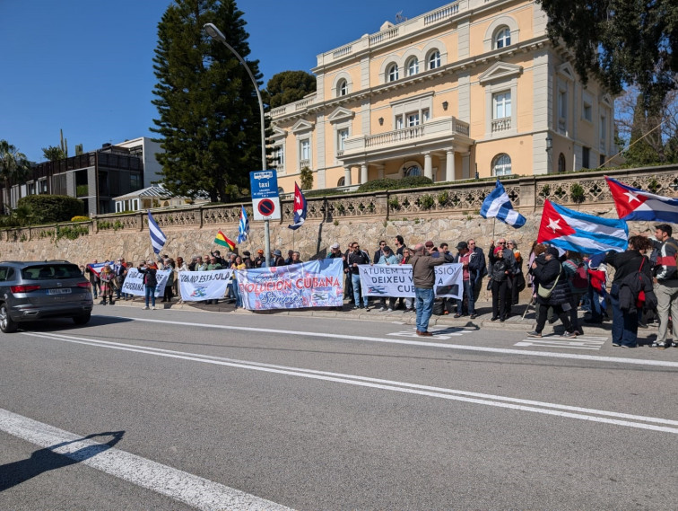 Vídeo: Un centenar de persones es manifesta a Barcelona contra el bloqueig dels Estats Units a Cuba