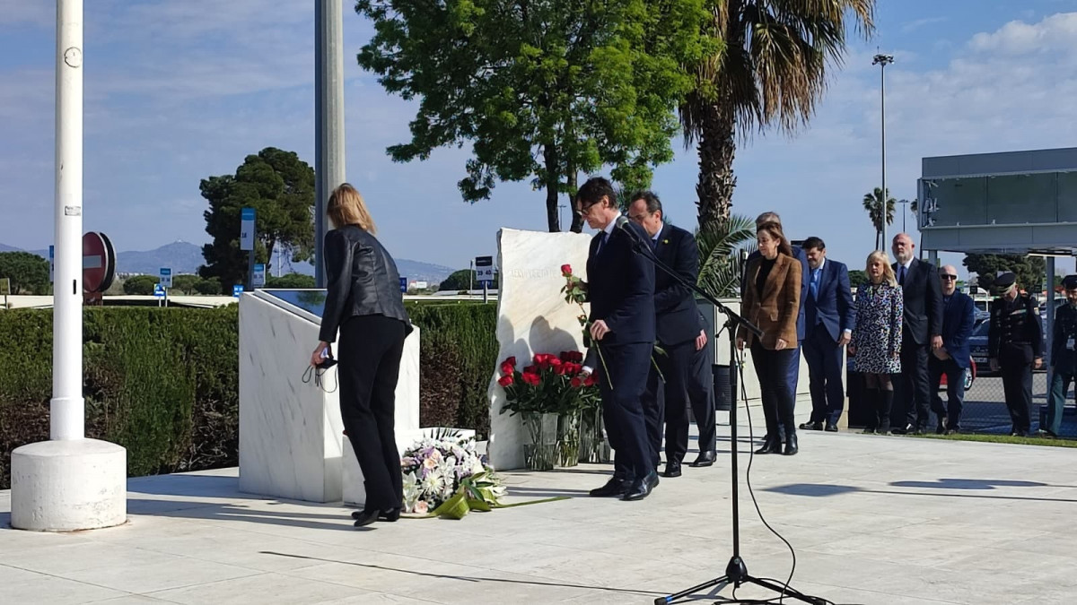 EuropaPress 7386603 autoridades politicas familiares victimas germanwings ponen rosas memoria