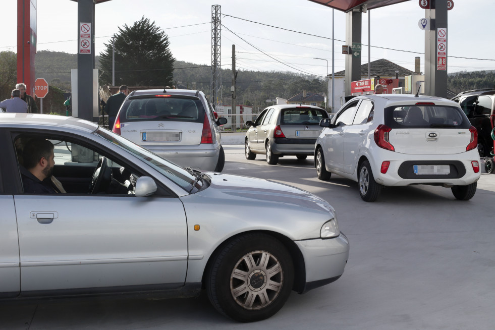 EuropaPress 4896573 colas coches gasolinera 31 diciembre 2022 lugo galicia espana gobierno (1)