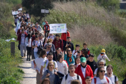 Más de 500 personas claman contra las guerras en la Marcha por la Paz del Baix Llobregat