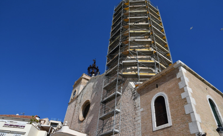 Finalitza la instal·lació de la bastimentada per a restaurar el campanar de la Punta a Sitges