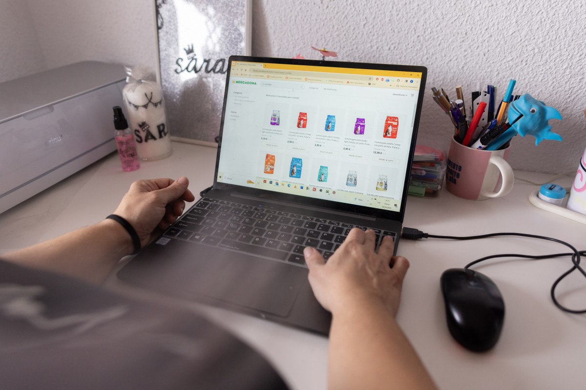 EuropaPress 5749961 persona usa ordenador comprar online febrero 2024 madrid espana 93