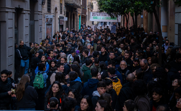 Suspens el desnonament del Bloc Sant Agustí després d'una massiva mobilització veïnal a Gràcia