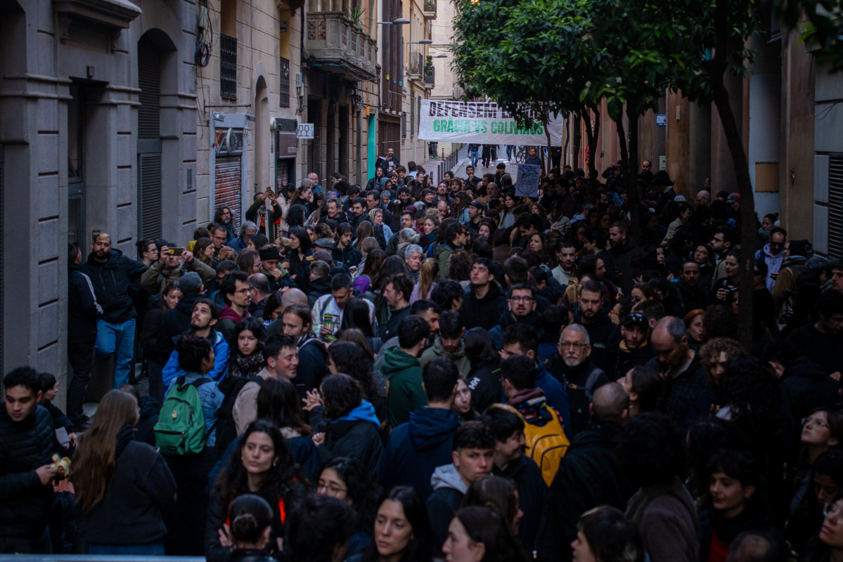 EuropaPress 7393174 decenas personas concentran tratar impedir desalojo bloque sant agusti 25