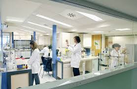 El sector salut afronta un dèficit de 3.500 professionals júniors malgrat salaris competitius