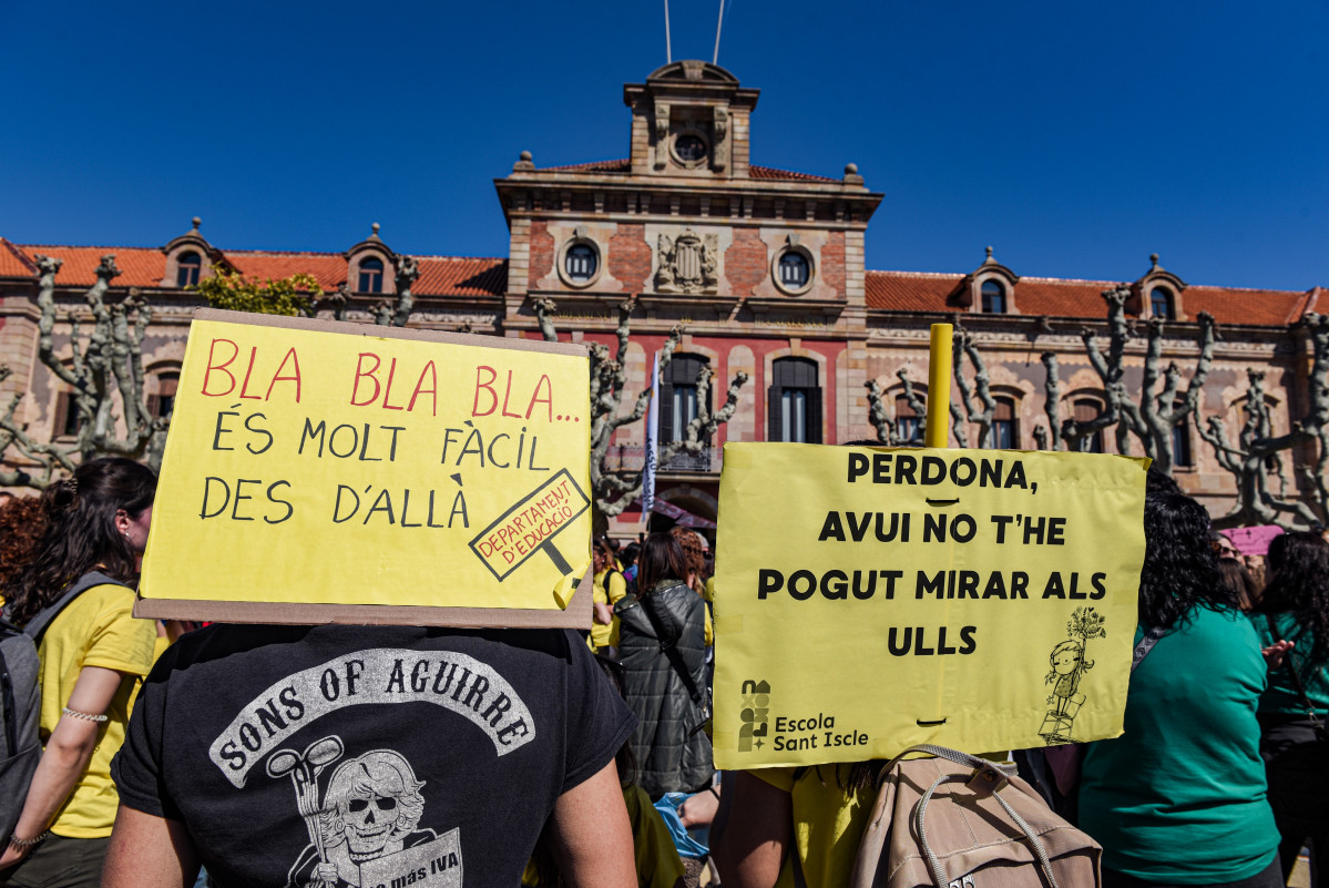 EuropaPress 7382773 manifestantes sector educativo concentracion medicos otra docentes