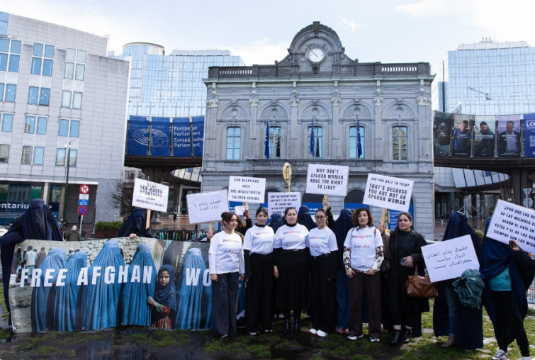 Feministes afganeses i espanyoles exigeixen al Parlament Europeu frenar la repressió de les dones a l'Afganistan
