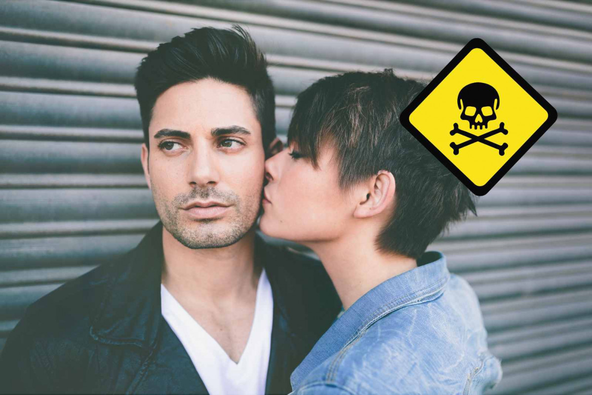 Peligro, beso mejilla   CANVA