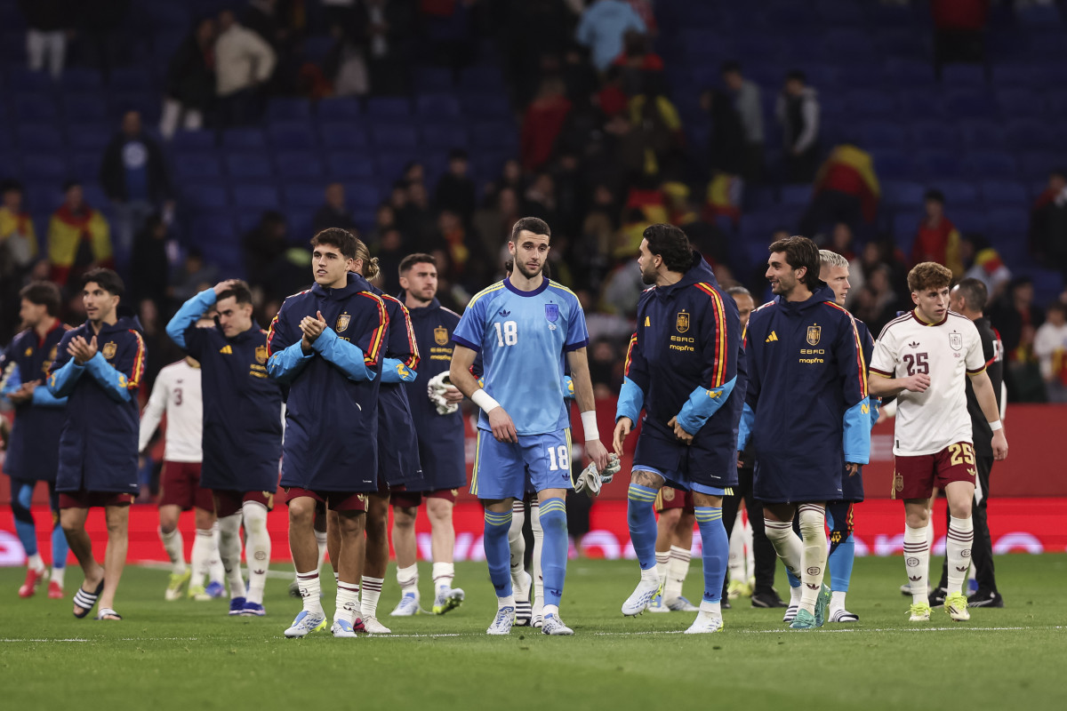 EuropaPress 7410546 players of spain saludates to fans finalthe international friendly match