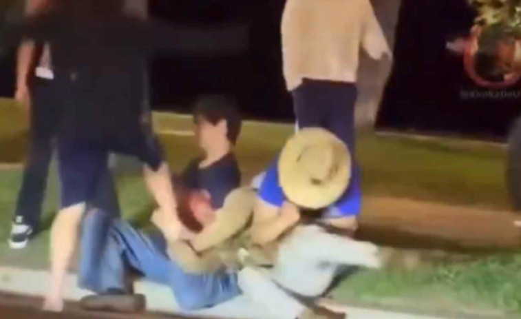 VÍDEO | Un home fingeix ser agent de l'ICE i acaba sagnant després d'una brutal agressió