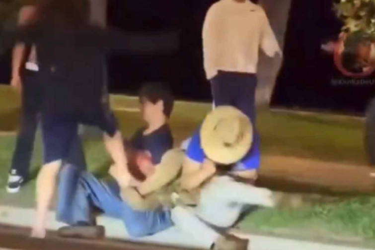 VÍDEO | Un home fingeix ser agent de l'ICE i acaba sagnant després d'una brutal agressió