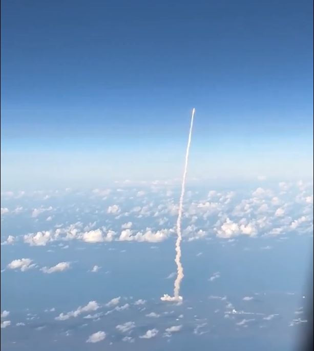 Vídeo: Aquests passatgers tenen el privilegi de veure la fita històrica del llançament de l'Àrtemis II des de l'aire