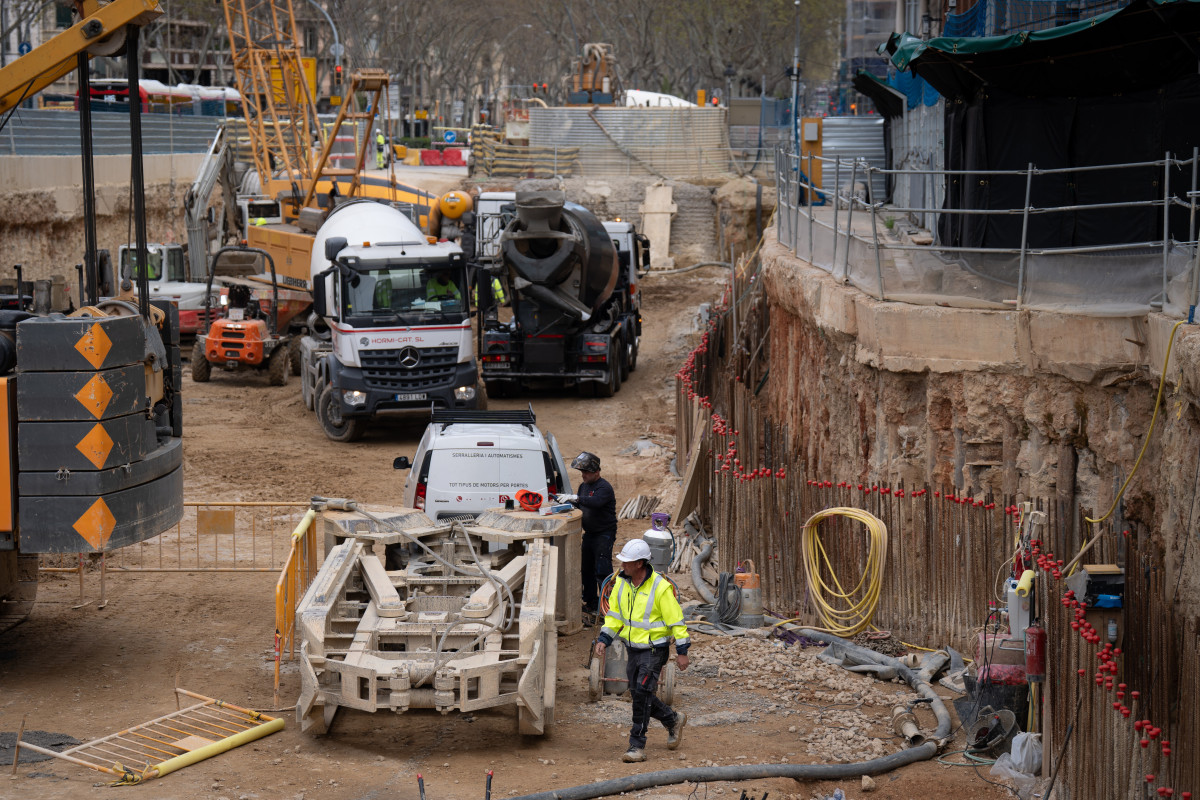 EuropaPress 6621569 varios operarios trabajan obras l8 abril 2025 barcelona catalunya espana