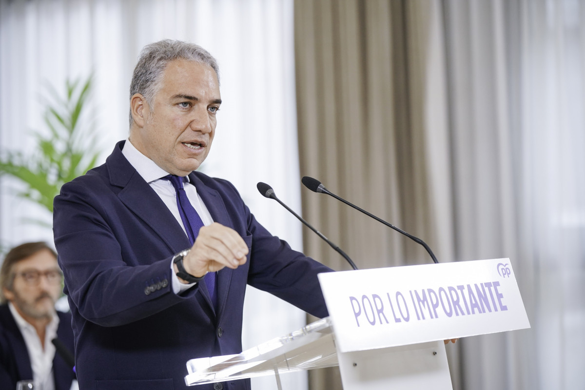 El vicesecretario de coordinación autonómica y local y análisis electoral del Partido Popular, Elías Bendodo, durante un encuentro del Partido Popular, en el Hotel Ciudad de Vitoria, a 10 de marzo