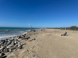 La playa de El Prat, a medio gas pese al sol y la buena temperatura en Pascua por la escasez de arena
