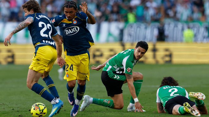 L'empat sense gols entre el Betis i l'Espanyol manté la tensió en la lluita per Europa i la permanència
