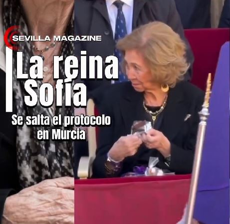 Vídeo: La reina Sofia se salta el protocol a Múrcia en acceptar dolços durant la processó dels Salzillos