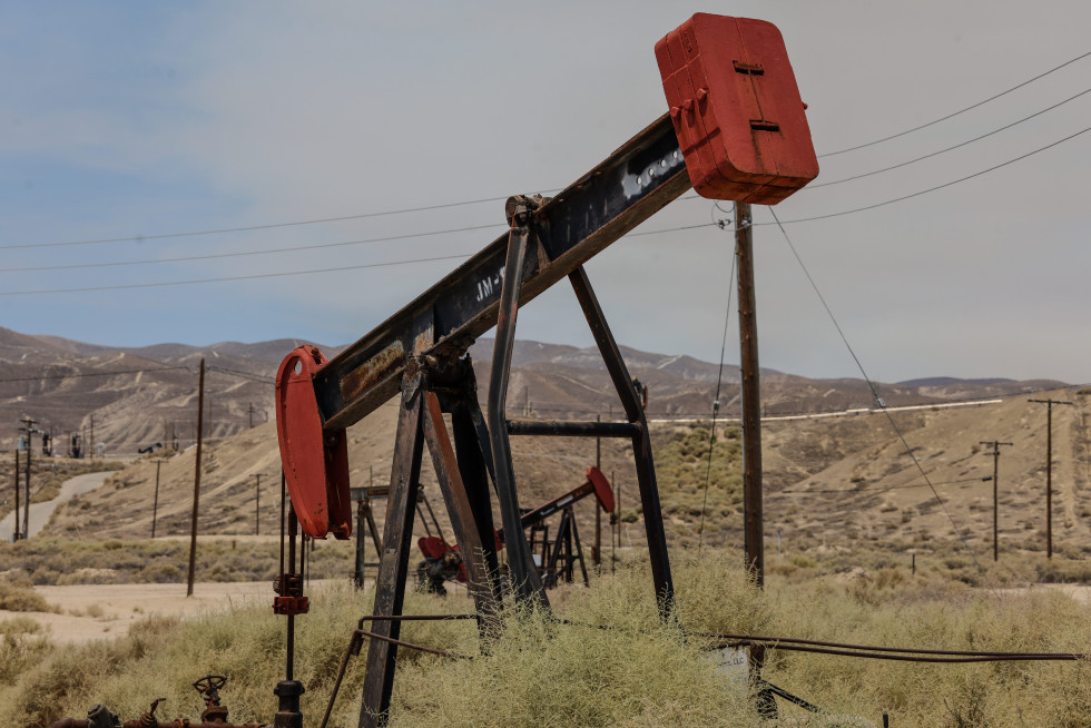 EuropaPress 6842237 july 2025 maricopa ca usa oil well in maricopa california and smoke cloud (1)