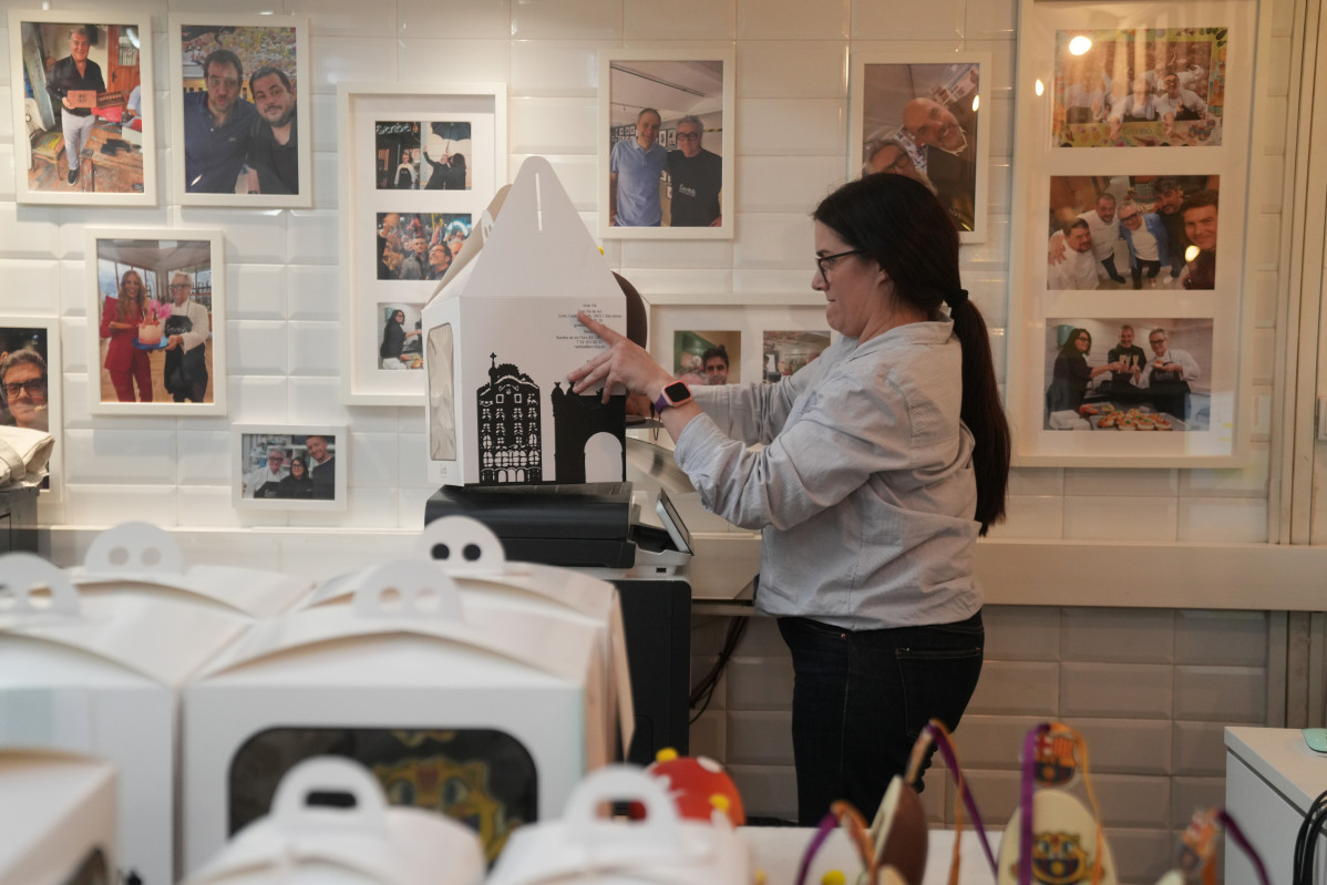 EuropaPress 7401368 persona confecciona monas pascua pasteleria escriba 27 marzo 2026 barcelona