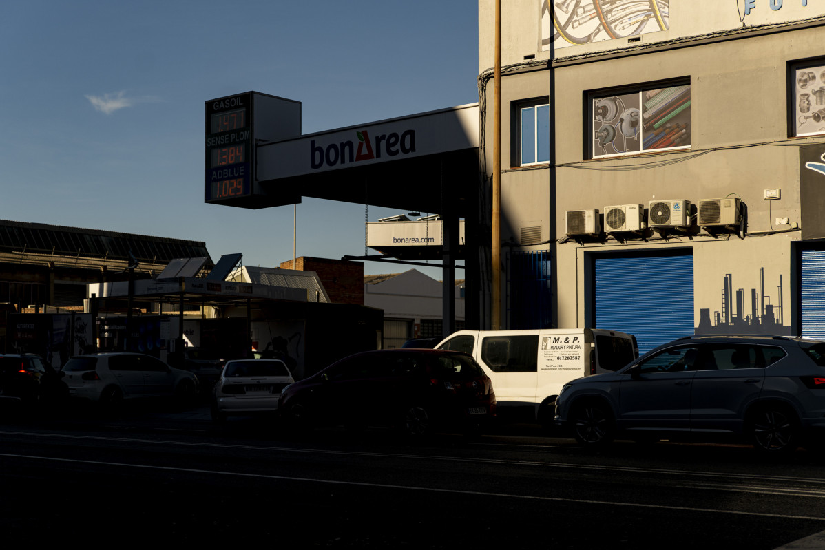 EuropaPress 4896007 cola coches gasolinera lhospitalet llobregat barcelona catalunya espana 31