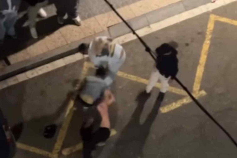 Terrible agressió al centri de Tarragona: un jove apallissa un altre davant desenes de personis