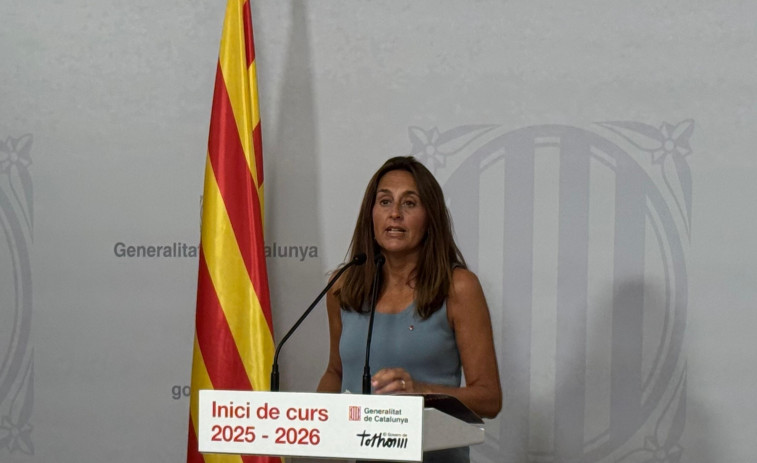 Ustec s'asseu amb Niubó davant el que adverteixen que és l'