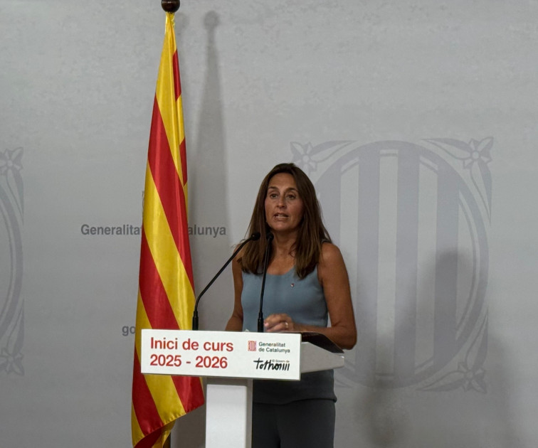 Ustec s'asseu amb Niubó davant el que adverteixen que és l'