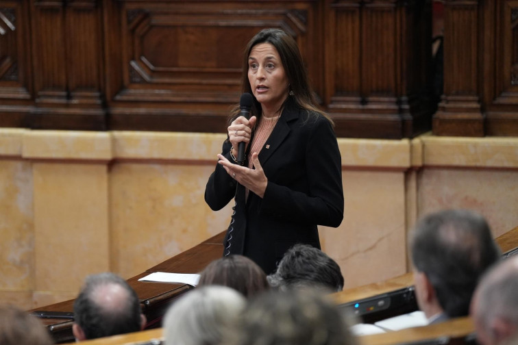 La consellera Niubó explica que va estar de baixa per un càncer d'una glàndula de darrere de l'estèrnum